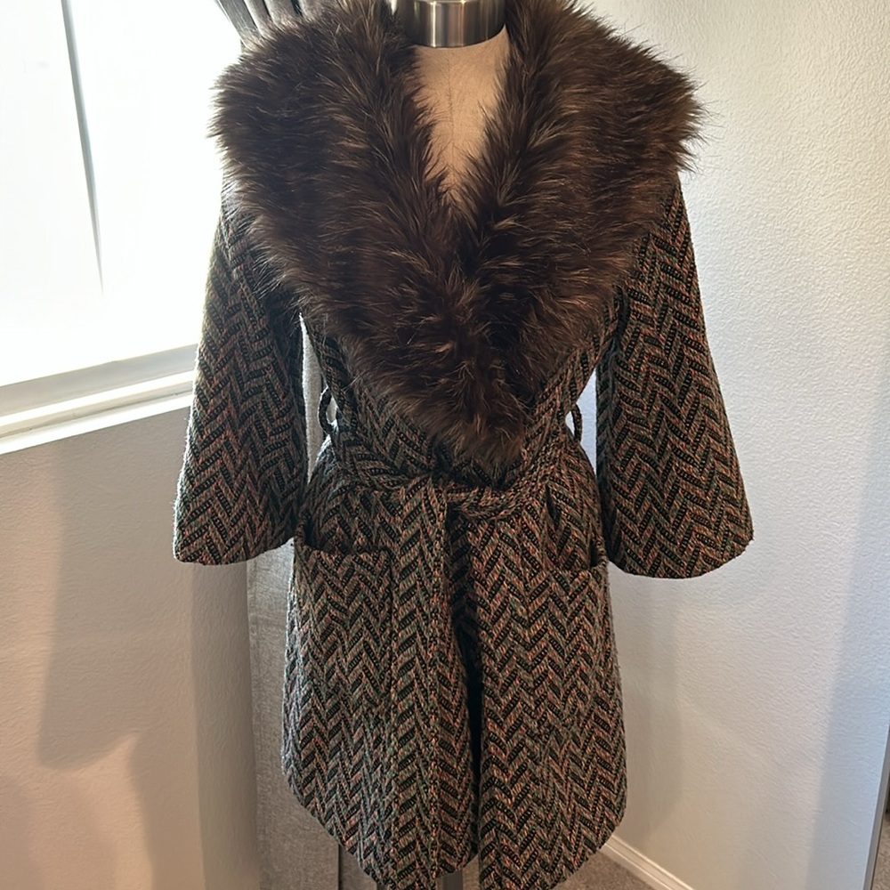 Forever 21 vintage looking faux collar coat. - Picture 3 of 5